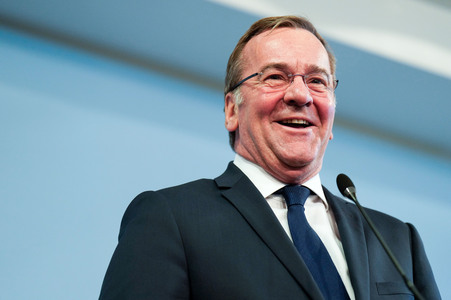 Pressekonferenz des Bundesministers der Verteidigung in Berlin