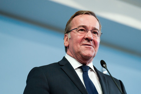 Pressekonferenz des Bundesministers der Verteidigung in Berlin