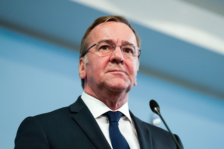 Pressekonferenz des Bundesministers der Verteidigung in Berlin