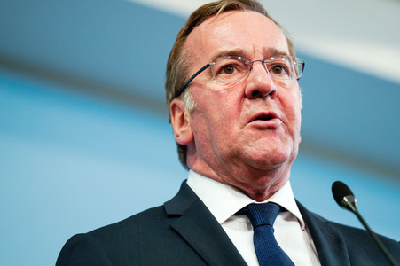 Pressekonferenz des Bundesministers der Verteidigung in Berlin