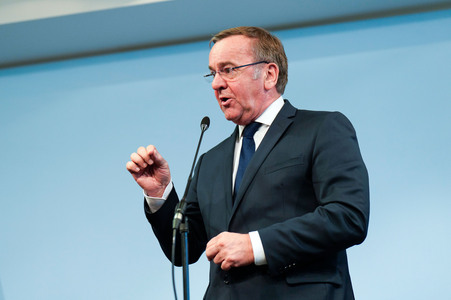 Pressekonferenz des Bundesministers der Verteidigung in Berlin