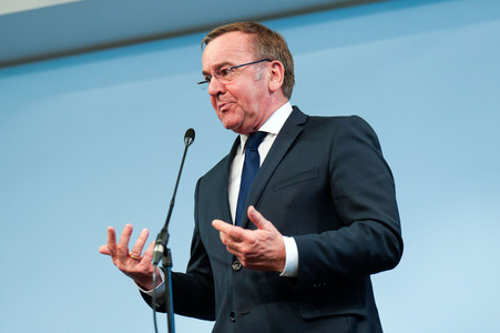 Pressekonferenz des Bundesministers der Verteidigung in Berlin