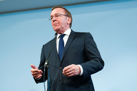 Pressekonferenz des Bundesministers der Verteidigung in Berlin