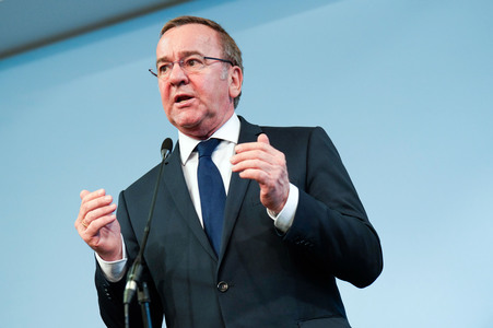 Pressekonferenz des Bundesministers der Verteidigung in Berlin