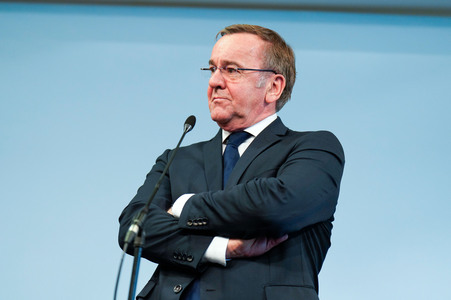 Pressekonferenz des Bundesministers der Verteidigung in Berlin