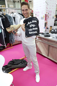 2. Charity-Flohmarkt zugunsten der Tribute to Bambi Stiftung in Hamburg