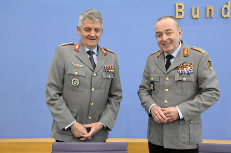 Bundespressekonferenz Quadriga - Militärübung für glaubhafte Abschreckung in Berlin