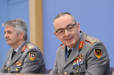 Bundespressekonferenz Quadriga - Militärübung für glaubhafte Abschreckung in Berlin