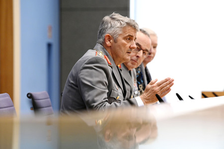 Bundespressekonferenz Quadriga - Militärübung für glaubhafte Abschreckung in Berlin