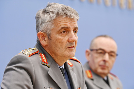 Bundespressekonferenz Quadriga - Militärübung für glaubhafte Abschreckung in Berlin
