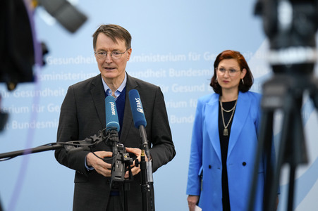 Übergabe der Studie 'Diagnose Diskriminierung' in Berlin