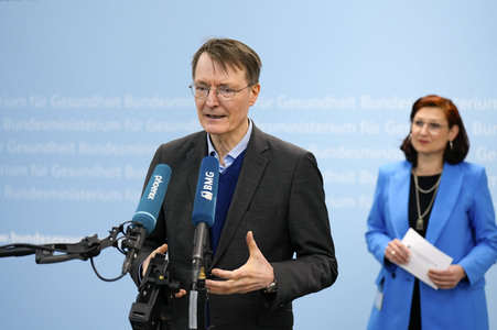 Übergabe der Studie 'Diagnose Diskriminierung' in Berlin