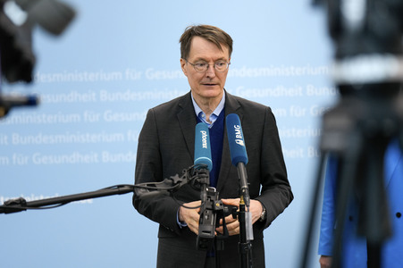 Übergabe der Studie 'Diagnose Diskriminierung' in Berlin