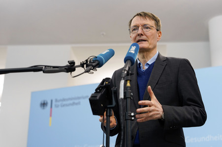 Übergabe der Studie 'Diagnose Diskriminierung' in Berlin