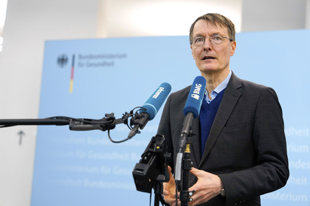Übergabe der Studie 'Diagnose Diskriminierung' in Berlin