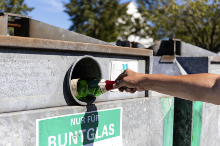 Symbolfoto Altglascontainer