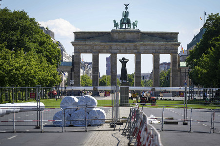 Aufbau der Fan-Zone zur Fußball-Europameisterschaft UEFA EURO 2024 in Berlin
