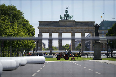 Aufbau der Fan-Zone zur Fußball-Europameisterschaft UEFA EURO 2024 in Berlin