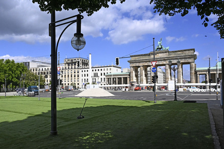 Aufbau der Fan-Zone zur Fußball-Europameisterschaft UEFA EURO 2024 in Berlin
