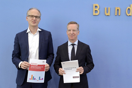 Bundespressekonferenz Vorstellung der Studie: Herausforderungen für die Schuldenbremse in Berlin