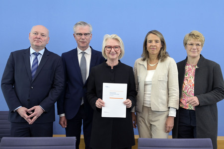 Bundespressekonferenz Vorstellung des Frühjahrsgutachten 2024 in Berlin