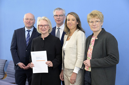 Bundespressekonferenz Vorstellung des Frühjahrsgutachten 2024 in Berlin