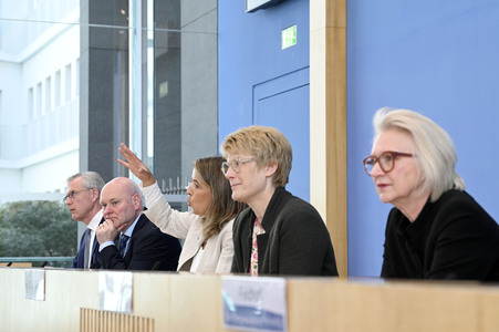 Bundespressekonferenz Vorstellung des Frühjahrsgutachten 2024 in Berlin