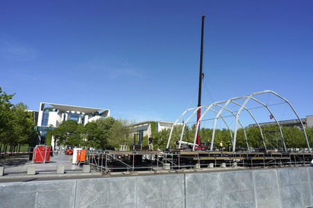 Bühnenaufbauarbeiten für das Demokratiefest in Berlin