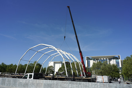 Bühnenaufbauarbeiten für das Demokratiefest in Berlin
