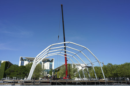 Bühnenaufbauarbeiten für das Demokratiefest in Berlin