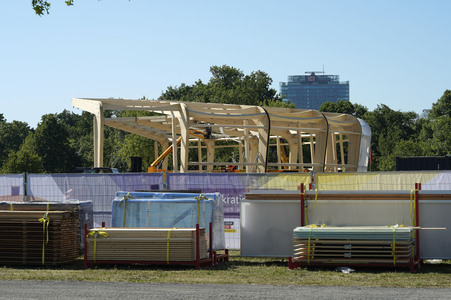 Bühnenaufbauarbeiten für das Demokratiefest in Berlin