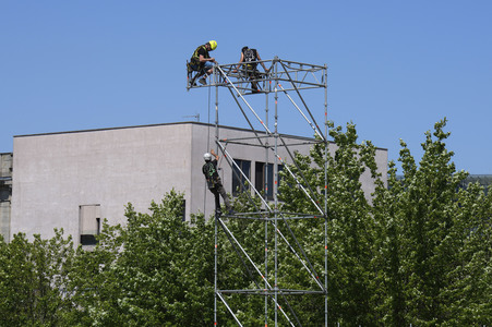 Bühnenaufbauarbeiten für das Demokratiefest in Berlin