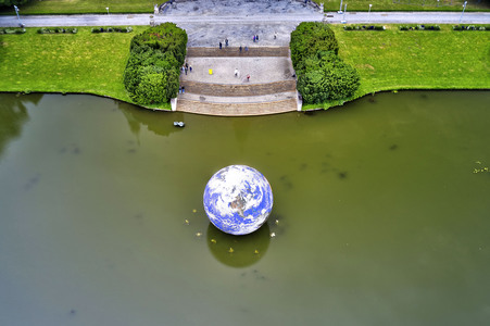 Kunstinstallation Floating Earth in Hannover