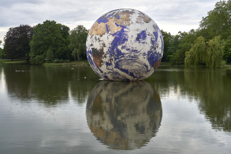Kunstinstallation Floating Earth in Hannover
