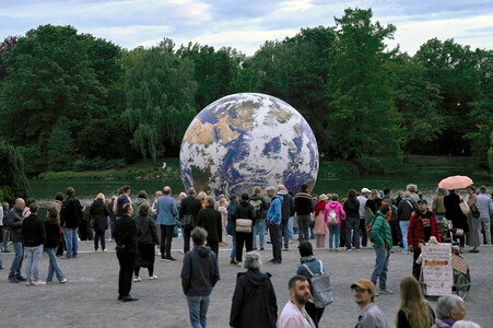 Kunstinstallation Floating Earth in Hannover