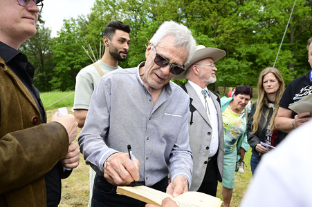Gojko Mitic bei der Einweihung einer Sandstein-Stele in Rathen