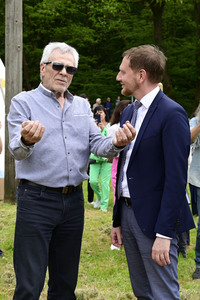 Gojko Mitic bei der Einweihung einer Sandstein-Stele in Rathen