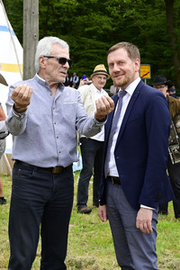 Gojko Mitic bei der Einweihung einer Sandstein-Stele in Rathen