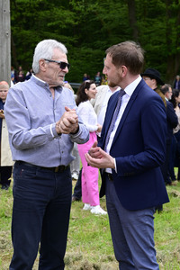 Gojko Mitic bei der Einweihung einer Sandstein-Stele in Rathen