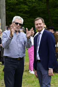 Gojko Mitic bei der Einweihung einer Sandstein-Stele in Rathen