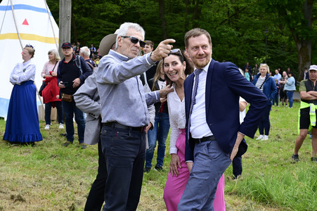 Gojko Mitic bei der Einweihung einer Sandstein-Stele in Rathen