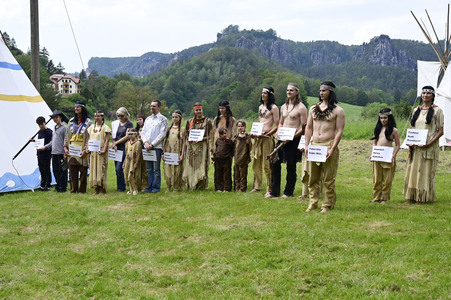 Gojko Mitic bei der Einweihung einer Sandstein-Stele in Rathen