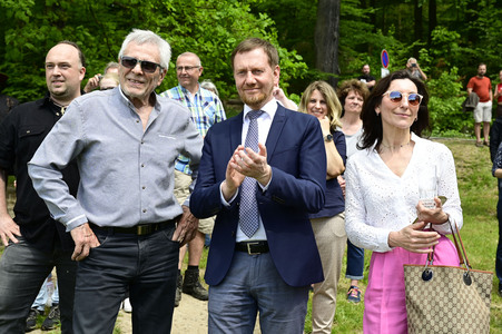 Gojko Mitic bei der Einweihung einer Sandstein-Stele in Rathen