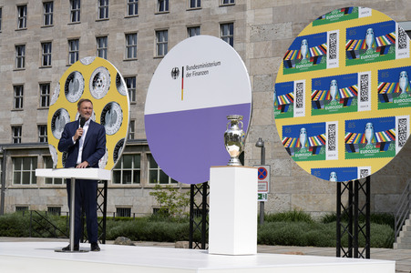 Präsentation des Sonderpostwertzeichens und der 11-Euro-Sammlermünze UEFA Fußball-Europameisterschaft 2024 in Berlin