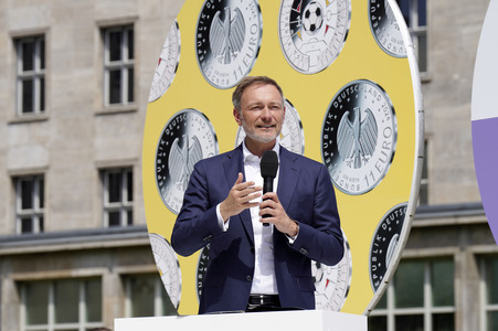 Präsentation des Sonderpostwertzeichens und der 11-Euro-Sammlermünze UEFA Fußball-Europameisterschaft 2024 in Berlin