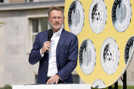 Präsentation des Sonderpostwertzeichens und der 11-Euro-Sammlermünze UEFA Fußball-Europameisterschaft 2024 in Berlin