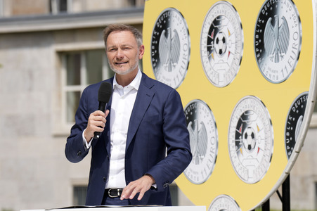 Präsentation des Sonderpostwertzeichens und der 11-Euro-Sammlermünze UEFA Fußball-Europameisterschaft 2024 in Berlin