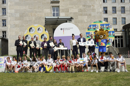 Präsentation des Sonderpostwertzeichens und der 11-Euro-Sammlermünze UEFA Fußball-Europameisterschaft 2024 in Berlin