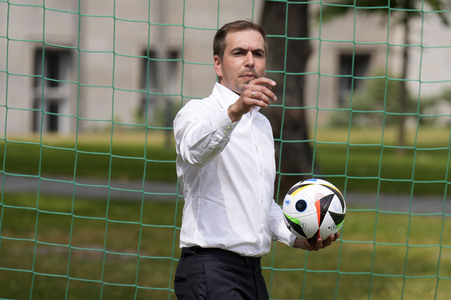 Präsentation des Sonderpostwertzeichens und der 11-Euro-Sammlermünze UEFA Fußball-Europameisterschaft 2024 in Berlin