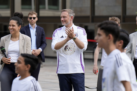 Präsentation des Sonderpostwertzeichens und der 11-Euro-Sammlermünze UEFA Fußball-Europameisterschaft 2024 in Berlin